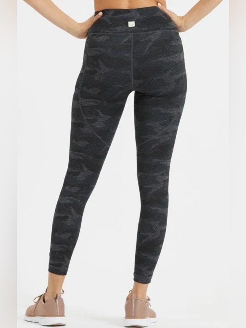 Vuori elevation performance black camo Leggings women’s size large side pocket